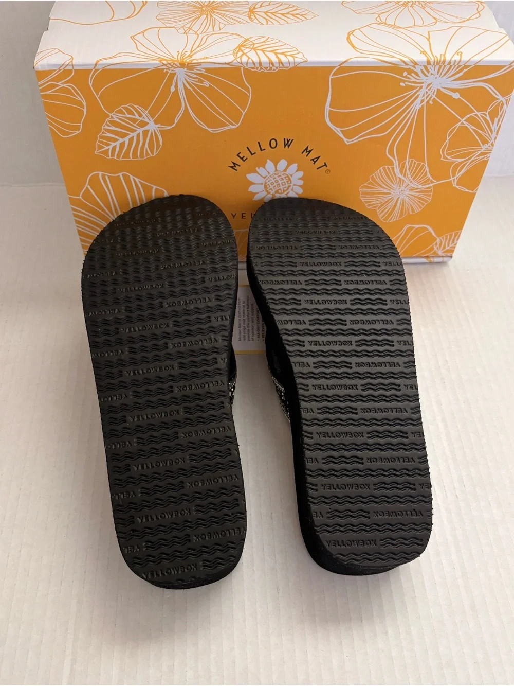 Yellow Box Mellow Mat Women’s Black Embellished Wedge Flip Flops Sz 9 - Picture 7 of 12